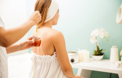 Chăm sóc tóc mềm mượt vào mùa đông với mật ong